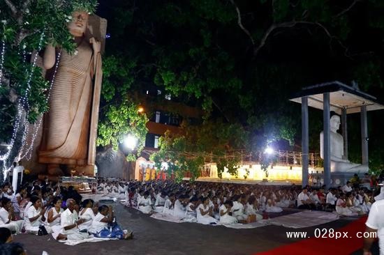 2月5日，斯里兰卡近千名各界民众聚集在科伦坡佛教寺庙无畏寺，为中国人民抗击新冠肺炎疫情祈福。新华社发（阿吉特·佩雷拉 摄）