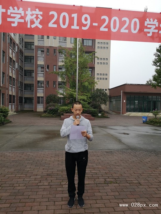 学生代表黄欣如发言.jpg