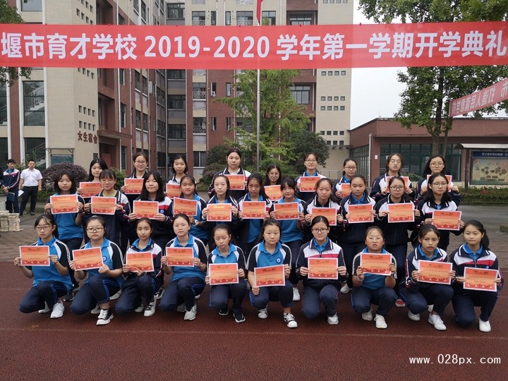 寝室内务标兵接受颁奖（女）.jpg