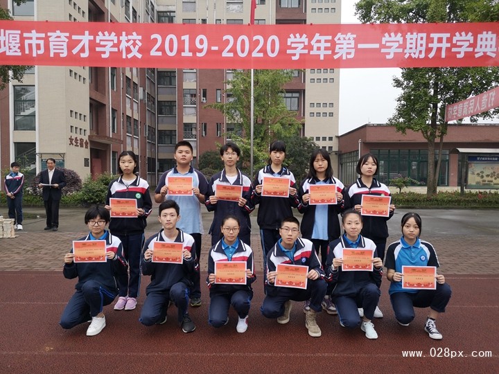 优秀共青团员接受颁奖.jpg