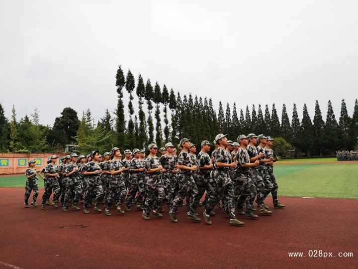 育才高一（4）班军训会操风采 (14).jpg