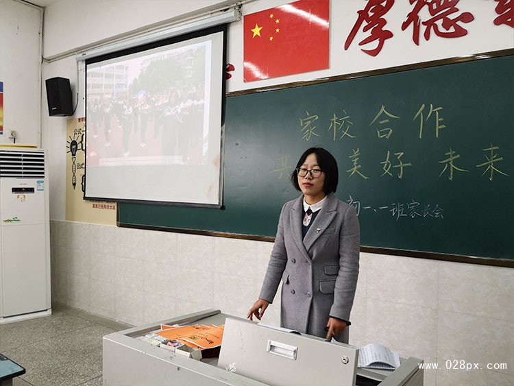 高二学生鲁馨语在用双语介绍人民英雄纪念碑.jpg