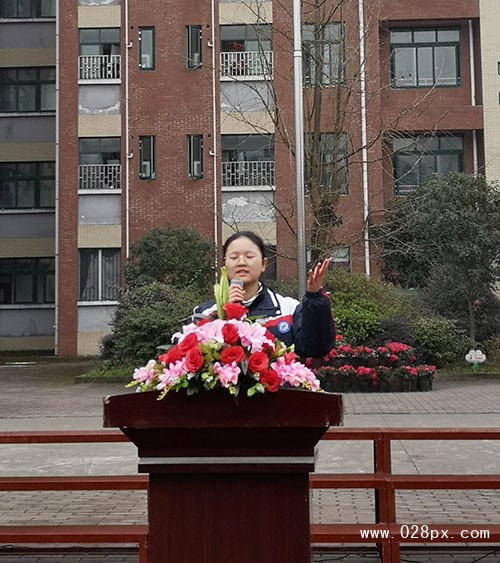 初二学生李煌婷做内驱辨识力演讲.jpg