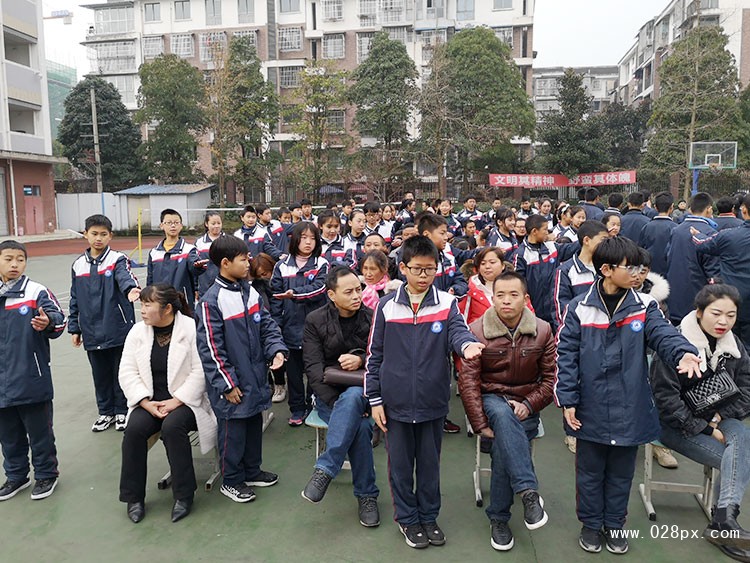 初一年级给父母表演手语舞《感恩的心》.jpg