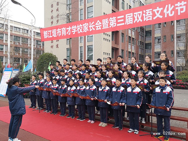 初一年级在表演经典咏流传《少年中国说》.jpg