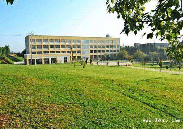 成都市庄园机电职业技术学校贵不贵