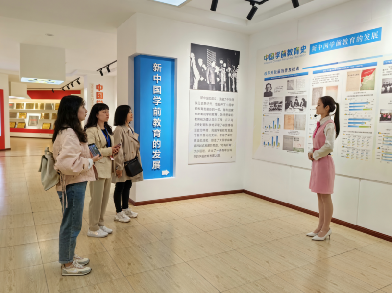 礼仪职中教师参观川南幼儿师范高等专科学校校史馆