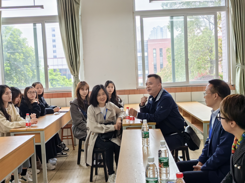 同学们认真聆听老师的讲话